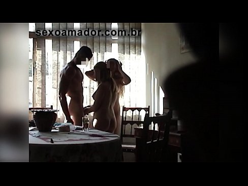 ❤️ Os amigos sexuais invitan a un home xigante e a un trío con el Vídeo de puta  en nós ❌️