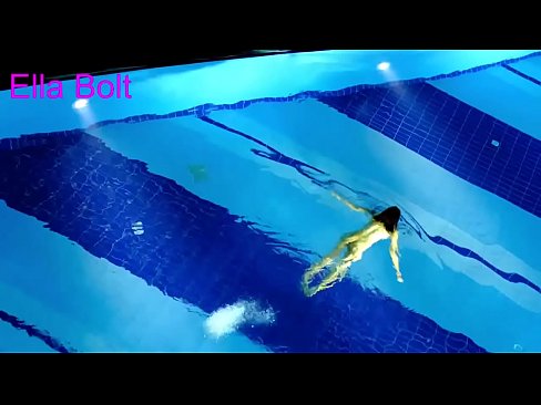 ❤️ Non podo deixar de mirar, unha moza loira que é sorprendida nadando espida na piscina do resort ELLA BOLT Vídeo de puta  en nós ❌️