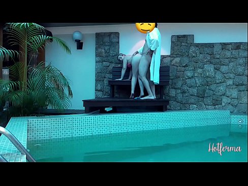 ❤️ O xefe invita a criada á piscina, pero non puido resistirse a un quente Vídeo de puta  en nós ❌️