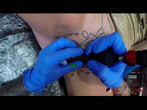 ❤️ Sully Savage, moi tatuada, tatuouse no clítoris Vídeo de puta  en nós ❌️