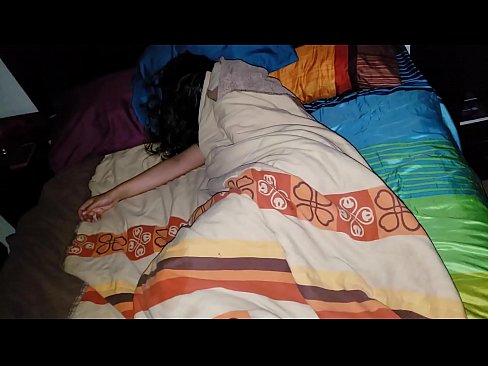 ❤️ Fillastro reprendendo á súa nova madrasta mentres ela dorme. Vídeo de puta  en nós ❌️